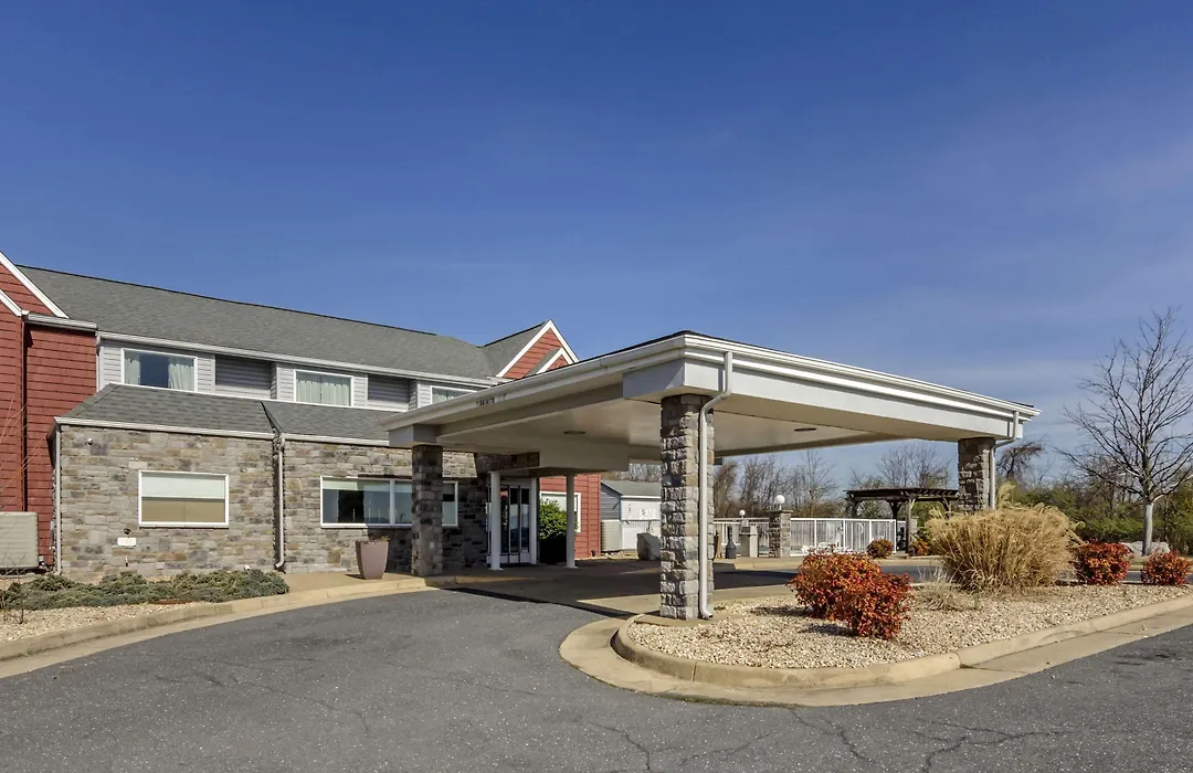 Clarion Pointe Staunton East-1